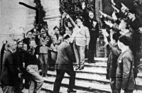 Mussolini a fascisták üdvözlő sorfala között