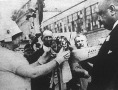 Auguszta főhercegasszony megkoszorúzza az ipartestületek ősi zászlóját. Országos Kézművesipari Tárlat a városligeti Iparcsarnokban.