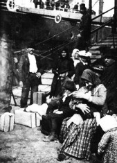 Amerikába induló kivándorlók a fiumei kikötőben