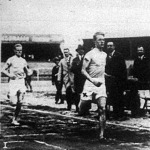 L. Helgas (Finnország) 4 p. 6.8 mp. alatt nyeri az 1500 méteres futást O. Andersen előtt