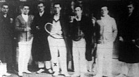 A budapesti fedettpálya-teniszbajnokságok férfi résztvevői Kirchmayer, Pétery. Hegyessy, Takáts (x), Kiss, Grünfeld, Molnár