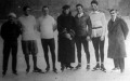 A Budapesti Korcsolyázó Egylet 1000 méteres versenyének helyezettjei Felks, Hautzinger, Levitzky, Seifert tréner, Déván, Kauser, Shick amateurtréner
