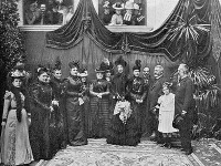 Stefánia özvegy trónörökösné főhercegnő látogatása a Fehérkereszt Egyesület lelencházában, gazdag polgári családok hölgytagjaival (anno)