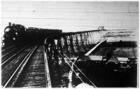Vonat a Vilmos császár-csatornát átivelő hídon,