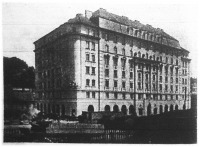 Az 1925-ben átadott állami bérház az Attila-köruton (a "gróf Bethlen István-udvar" )