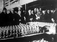 Képviselők látogatása a Gummigyárban