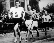 Az 1500 méteres síkfutásban az olaszok diadalmaskodtak. A képen sorrendben Villányi, Caraventa, Pecalli, Belloni Gyula