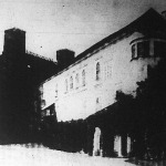Windischgrätz herceg sárospataki kastélya, ahol a rendőrök házkutatást tartottak. A kastély alatt elhúzódó alagútban keresik a frankhamisítás bűnjeleit
