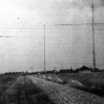 A rádió-adóállomás látképe az antenna-árbócokkal