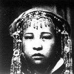 Mongol lány vagyont-érő fejdísze