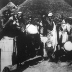Délafrikai feketék zenekara, középen a táncossal