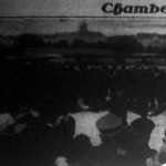 Chamberlin repülőgépét Berlin kikötőjén, a tempelhofi repülőtéren történt leszállása után rendőrkordon veszi körül, hogy megóvja a kíváncsi tömeg rohamától.