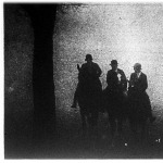 A lósport hívei mint imbolygó árnyképek suhannak tova a ködbe borult Hyde-park néptelen útjain.