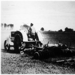 Cormick-traktor tárcsás boronával