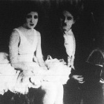 Charlie Chaplin és Merna Kenedy a Cirkusz című film egyik jelenetében. A film felvételeit Chaplin válási botránya miatt félbe kellett szakítani