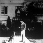 Lloyd Hughes hollywoodi háza előtt kedvenc kutyájával