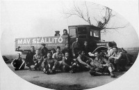 A MÁV a gépjármű versenyével szemben díjszabási, szervezési és szolgáltatásainak minőségét javító intézkedésekkel (pl. háztól-házig szállítás) is küzdött.