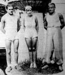 Geőcze János (balra) a Balatonátúszás bajnoka, Szilágyi Mariann a hölgybajnok és Páhok István
