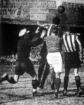 Korner a jugoszláv kapu ellen. Balról Gligorievics, Popovics, Szedlacsek és Mitrovics
