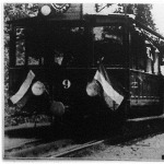 A svábhegyi villamosított fogaskerekű vasút fellobogózott első járata.