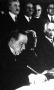 Coolidge aláírja a háborúellenes Kellog-paktumot