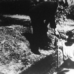 A nagyrévi sírásó a hatóság utasítására egymásután bontja fel a sírokat, hogy az exhumálás után a vegyészeti intézetbe szállítsák az egyes hullarészeket