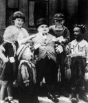 Az Our Gang gyermekcsoport. Középen Joe Cobb, a jobbszélen Farina, a híres néger fiú