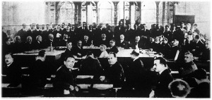 Az államférfiak gyűlése Genfben. Középen ül Zaleszki lengyel miniszterelnök,