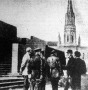 G. B. Shaw megnézi a Lenin mauzoleumot