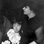A gyermek Karinthy Gábor édesanyjával, Judik Etellel