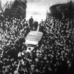 Hitler autóját az elnöktől való távozása után körülveszi az éljenző tömeg