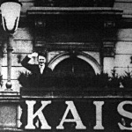 Hitler egy hotel erkélyéről üdvözli a tömeget