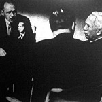 A kép jobboldalán ölő Norman Davis az amerikai delegáció tagjaival tárgyal