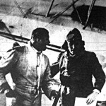 Sir John Simon (jobboldalt) pilótájával