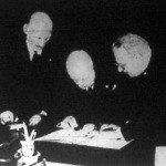 Mussolini dolgozószobájában írja alá az egyezményt