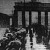 A nácik lovas rohamcsapatát ujjongó tömeg üdvözli a brandenburgi kapunál