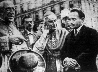 Balra La Fontaine pápai követ, középen Innitzer bécsi hercegérsek, jobbra Dollfuss kancellár