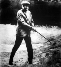 A 93 éves amerikai milliárdos, John D. Rockefeller golfozik