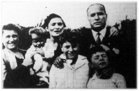 Az ötvenéves Mussolini családja körében.