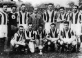 A Ferencváros 1933-as kupagyőztes csapata Lyka, Háda, Turay, Blum (edző), Toldi, Kohut, Papp, Táncos, Takács II., Sárosi, Lázár, Korányi
