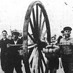 Két német ifjú csinálta ezt a két és fél méteres óriás kereket, melyet aztán szülőföldjükről Berlinbe gurítottak.