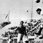 A svéd kapus Rydberg bokszolja ki a labdát az argentin De Vincenzi előtt