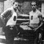 Matura Ernő és Lovass Antal a start előtt. Matura kezében a Mussolininek szánt díszalbum