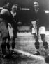 A Budapest-Párizs mérkőzés kezdete előtt a két csapat kapitánya zászlót cserél