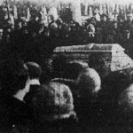 A rikkancsok százai állnak Csóti István sírja körül