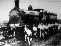 Angol lányok versenyfutása egy mozdonnyal